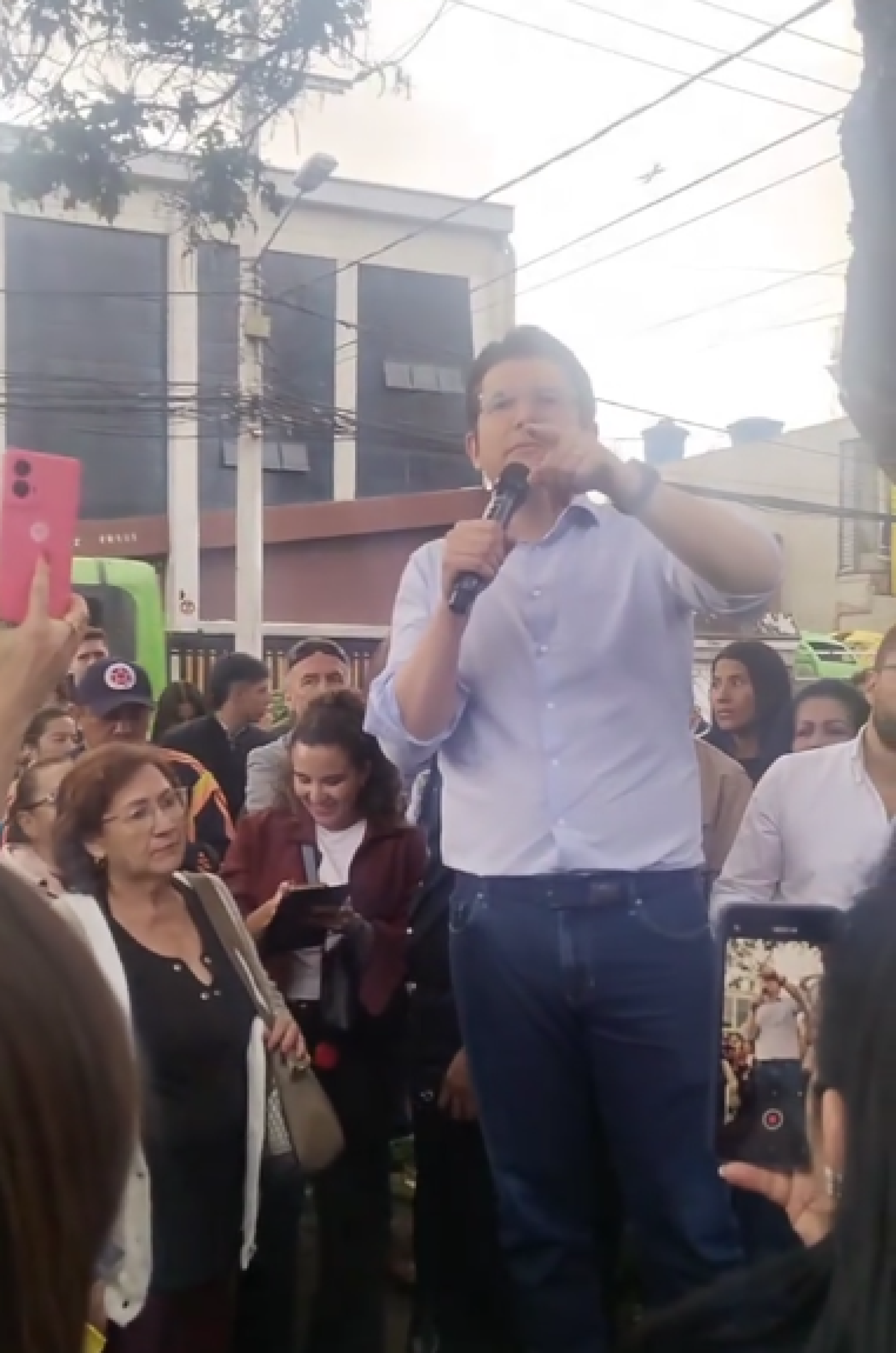 Polícia procura mulher vista falando com autor de tiros contra senador Polícia procura mulher vista falando com autor de tiros contra senador