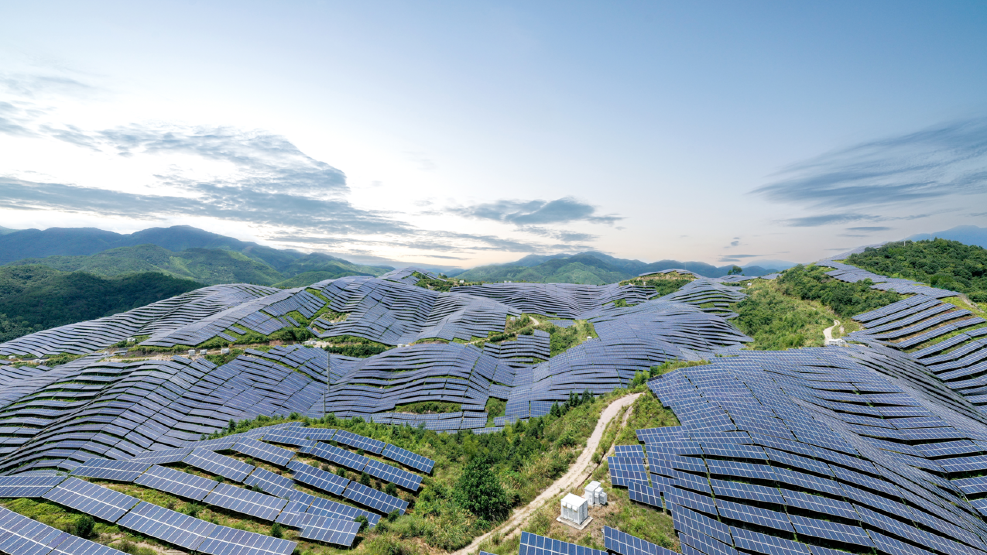Campo de painéis solares perto de uma usina energética movida a carvão, em Xangai, na China -  (crédito: Getty Images)