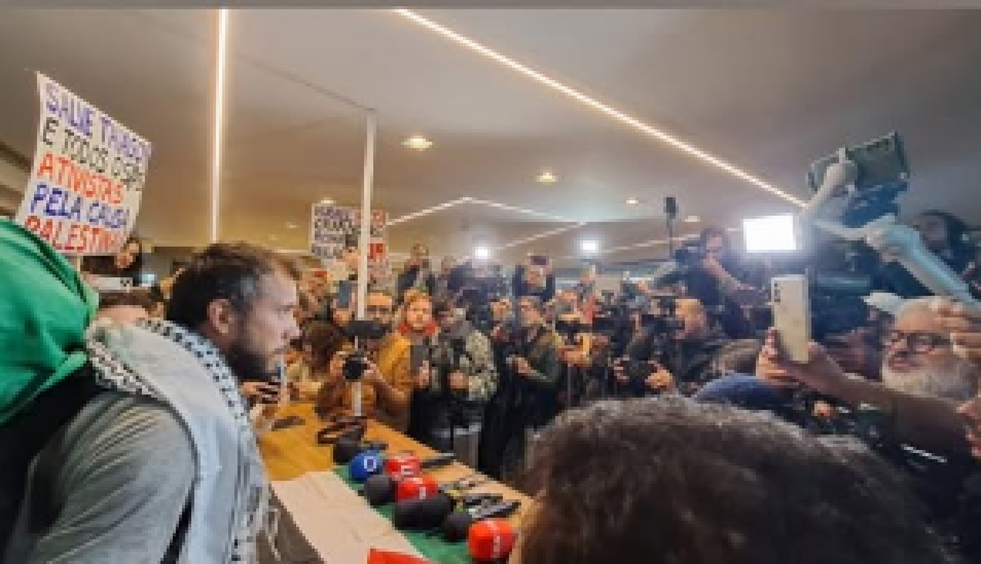 Thiago Ávila chega ao Brasil após ficar preso por três dias em Israel. O Ativista fez parte do grupo 