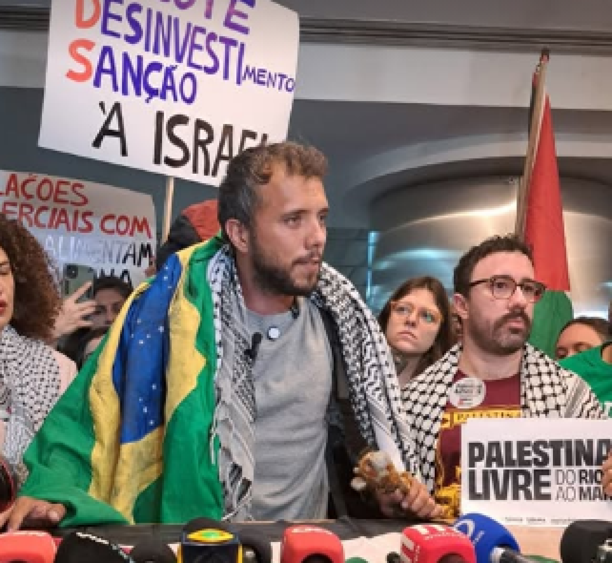 O ativista brasiliense Thiago Ávila retornou ao Brasil após ser preso em Israel. Ele participava de uma missão humanitária para Gaza quando foi interceptado na embarcação Madleen da Flotilha da Liberdade
