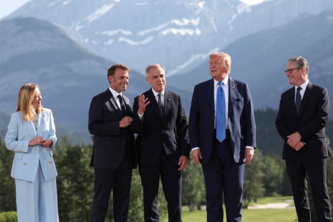 'Camaradagem'? Como Trump tentou evitar imagem de estranho no ninho no G7