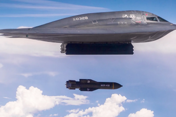 Acredita-se que a MOP seja capaz de penetrar cerca de 61 metros abaixo da superfície do solo antes de explodir -  (crédito: Whiteman Air Force Base)