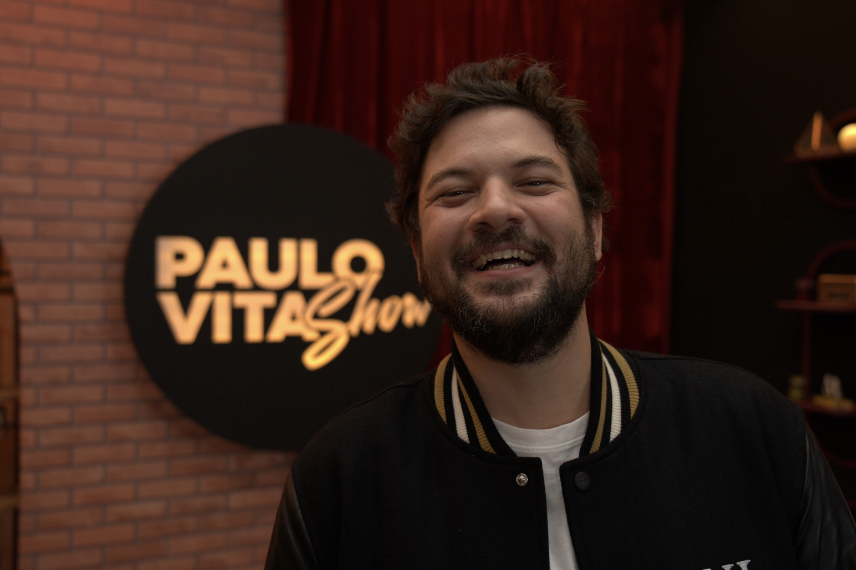 Paulo Vita leva o protagonismo que ganhou na internet ao teatro