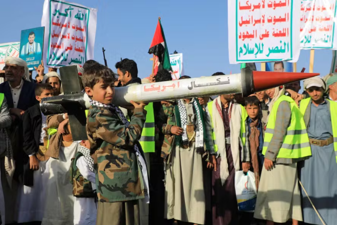 Jovem iemenita segura foguete simulado durante protesto após ataques dos EUA e Reino Unido, na capital Sanaa, controlada pelos Houthis - (crédito: AFP) Jovem iemenita segura foguete simulado durante protesto após ataques dos EUA e Reino Unido, na capital Sanaa, controlada pelos Houthis - (crédito: AFP)