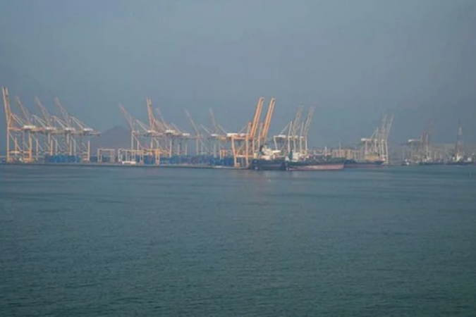 Pertencente justamente ao país iraniano, o corredor marítimo possui importância primordial para a economia do planeta. Isso se deve ao fato de trafegar grande parte do montante total de petróleo do globo - (crédito: GIUSEPPE CACACE / AFP) Pertencente justamente ao país iraniano, o corredor marítimo possui importância primordial para a economia do planeta. Isso se deve ao fato de trafegar grande parte do montante total de petróleo do globo - (crédito: GIUSEPPE CACACE / AFP)