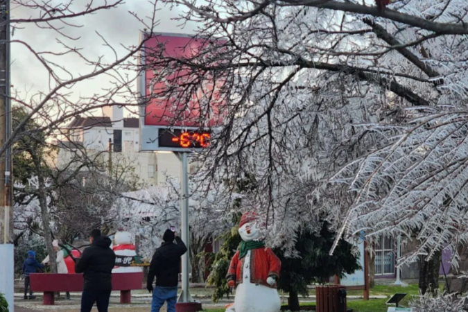 As paisagens no estado foram transformadas. Em Bom Jardim da Serra, um chafariz de água ficou congelado ao amanhecer. Sincelos também foram vistos -  (crédito: Divulgação/Wagner Urbano prefeitura de São Joaquim)