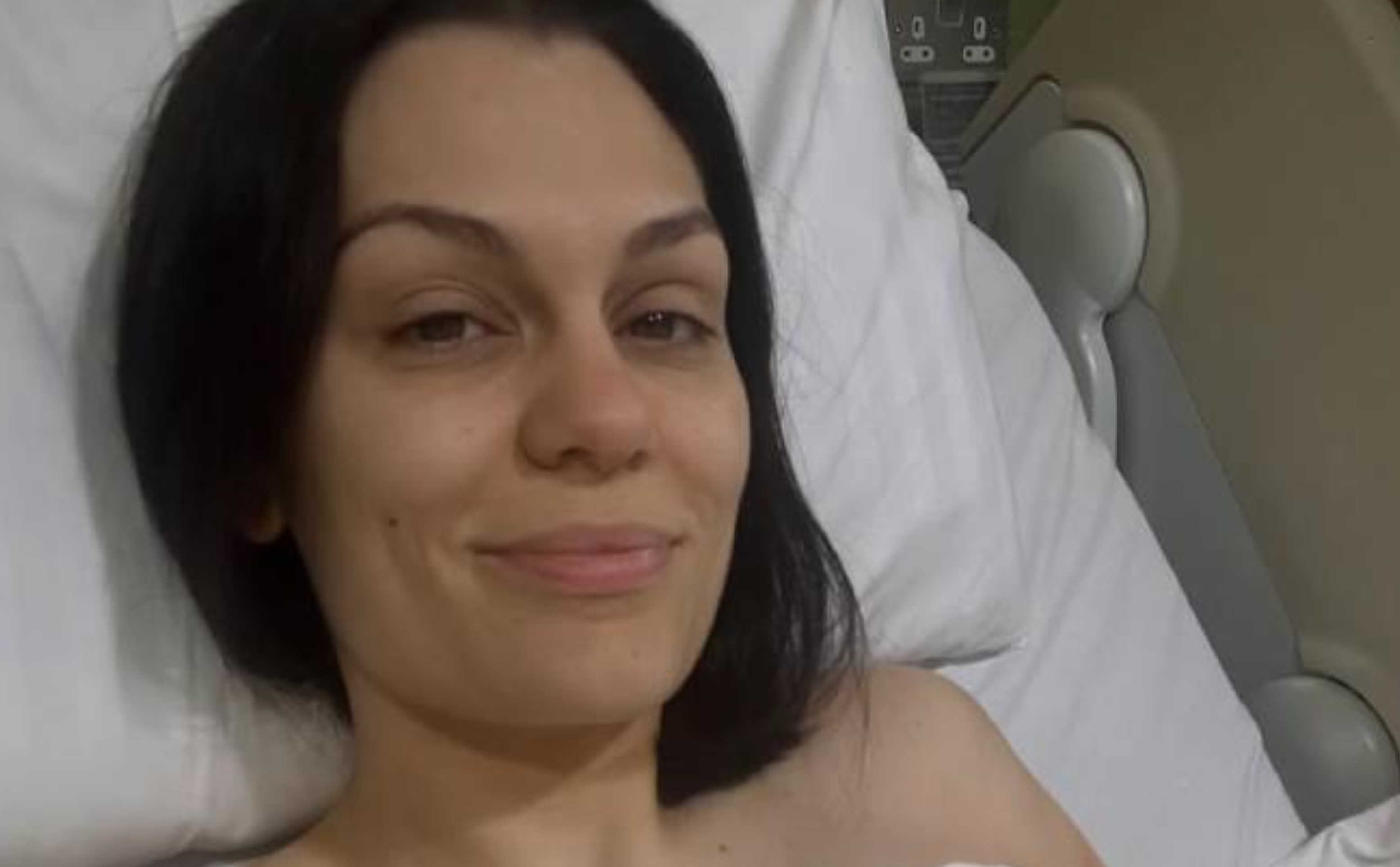 Jessie J passa por cirurgia após diagnóstico de câncer de mama Jessie J passa por cirurgia após diagnóstico de câncer de mama