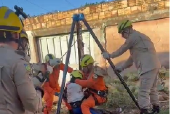 Idoso é resgatado sem ferimentos graves após cair em cisterna no Novo Gama - (crédito: CBMGO)