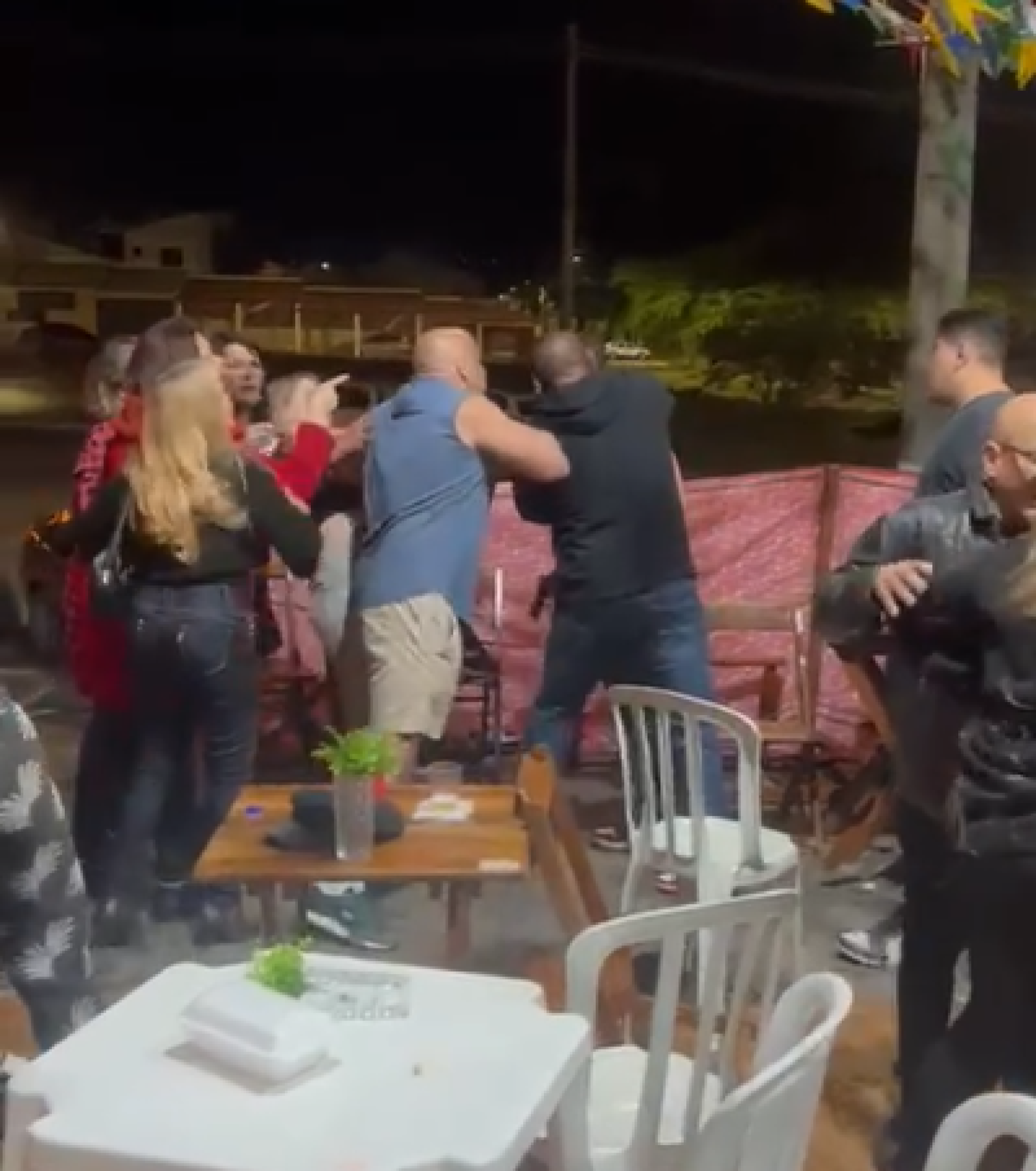 Policial civil à paisana saca arma durante briga de bar em Sobradinho; veja o vídeo