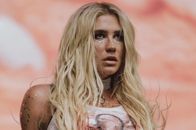 Kesha muda verso de música e manda recado sobre P. Diddy - (crédito: TMJBrazil) Kesha muda verso de música e manda recado sobre P. Diddy - (crédito: TMJBrazil)