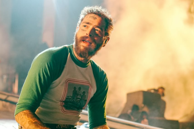 Post Malone cai do palco ao brindar fã durante show nos EUA - (crédito: TMJBrazil) Post Malone cai do palco ao brindar fã durante show nos EUA - (crédito: TMJBrazil)