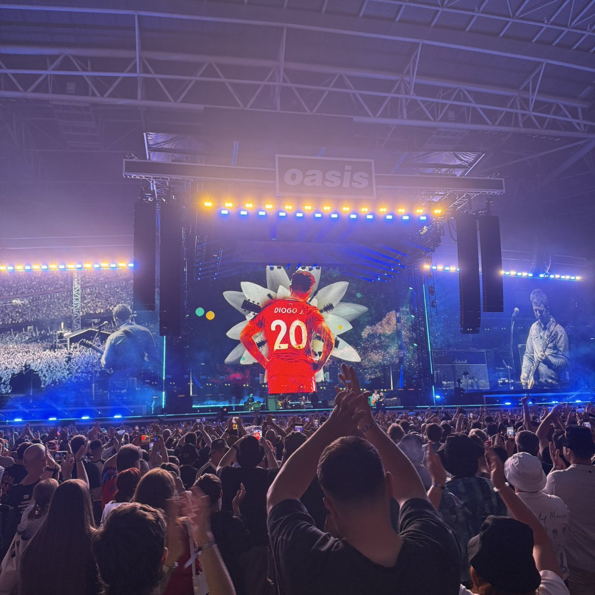 Oasis faz homenagem a Diogo Jota em show de retorno da banda