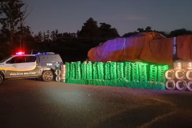 Motorista de caminhão é preso em flagrante no interior de São Paulo com quase uma tonelada de maconha -  (crédito: Polícia Rodoviária SP / Divulgação)