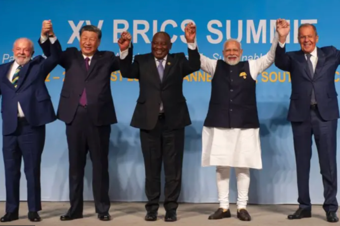 Lula e Xi Jinping durante encontro em Pequim, em maio deste ano. O líder chinês não participará da cúpula dos Brics, no Rio. Será a primeira vez que ele falta a uma cúpula do bloco desde que assumiu o poder, em 2013 - (crédito: Ricardo Stuckert/Presidência da República) Lula e Xi Jinping durante encontro em Pequim, em maio deste ano. O líder chinês não participará da cúpula dos Brics, no Rio. Será a primeira vez que ele falta a uma cúpula do bloco desde que assumiu o poder, em 2013 - (crédito: Ricardo Stuckert/Presidência da República)