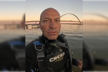 Mergulhador resgata itens pessoais de pessoas que deixaram objetos cair em lagos -  (crédito: Material cedido ao Correio)