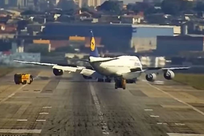 Caminhões de bombeiros acompanharam o Boeing 747 depois do pouso de emergência em Guarulhos, em São Paulo -  (crédito:  Reprodução/Golf Oscar Romeo / YouTube)