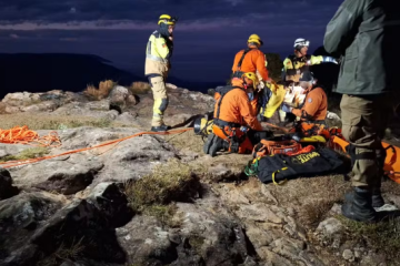 Bombeiros trabalham na missão de resgate: desolação com tragédia -  (crédito: Divulgação/ CRBM)