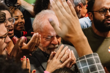 O longa mostra o aumento da presença de líderes evangélicos em cenários da política brasileira. A produção cumpre com o objetivo enquanto acompanha figuras como o presidente da República Luiz Inácio Lula da Silva (PT), o ex-presidente Jair Bolsonaro (PL), além do pastor Silas Malafaia - (crédito: Divulgação / Netflix) O longa mostra o aumento da presença de líderes evangélicos em cenários da política brasileira. A produção cumpre com o objetivo enquanto acompanha figuras como o presidente da República Luiz Inácio Lula da Silva (PT), o ex-presidente Jair Bolsonaro (PL), além do pastor Silas Malafaia - (crédito: Divulgação / Netflix)