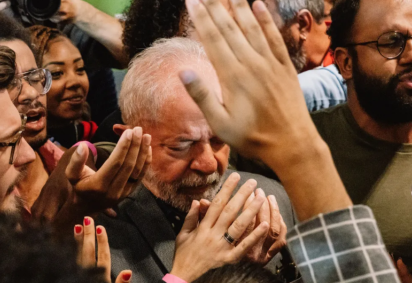 O filme aborda a relação entre política e religião no Brasil e traz entrevistas com personalidades como o presidente Lula e o pastor Silas Malafaia. -  (crédito: Divulgação / Netflix) -O filme aborda a relação entre política e religião no Brasil e traz entrevistas com personalidades como o presidente Lula e o pastor Silas Malafaia. -  (crédito: Divulgação / Netflix)