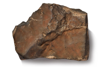 Batizado como NWA 16788, o meteorito pesa 24,5 quilos. Tem, também, 37,5 cm de comprimento, 27,9 cm de largura e 15,2 cm de altura -  (crédito: Divulgação / Sotheby's)