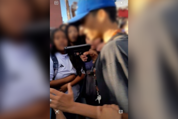 No meio da discussão, um homem aparece, separa as estudantes e aponta a arma para uma delas -  (crédito: Reprodução/@PsulNews)