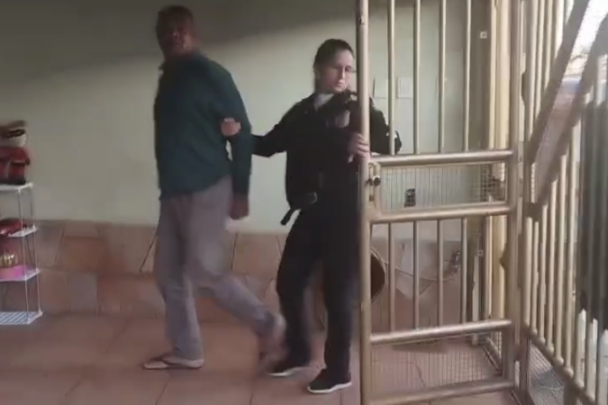 A prisão foi concretizada graças a uma denúncia anônima, de acordo com a Delegada Samya Nogueira, da Deam - (crédito: Divulgação / Delegacia Especial de Antendimento à Mulher (Deam)) A prisão foi concretizada graças a uma denúncia anônima, de acordo com a Delegada Samya Nogueira, da Deam - (crédito: Divulgação / Delegacia Especial de Antendimento à Mulher (Deam))