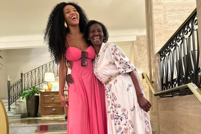 Mãe e filha no dia da surpresa -  (crédito: Reprodução/Instagram/@cassia.almeidaf_)