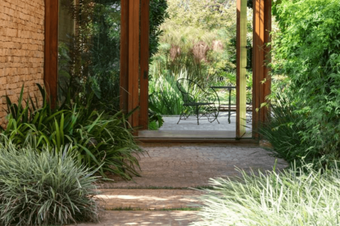 Conhecer o ciclo das plantas e como elas reagem ao inverno garante bons resultados no paisagismo (Projeto de arquitetura: Gilda Meirelles | Paisagismo: Catê Poli | Foto: Evelyn Muller) - (crédito: EdiCase) Conhecer o ciclo das plantas e como elas reagem ao inverno garante bons resultados no paisagismo (Projeto de arquitetura: Gilda Meirelles | Paisagismo: Catê Poli | Foto: Evelyn Muller) - (crédito: EdiCase)