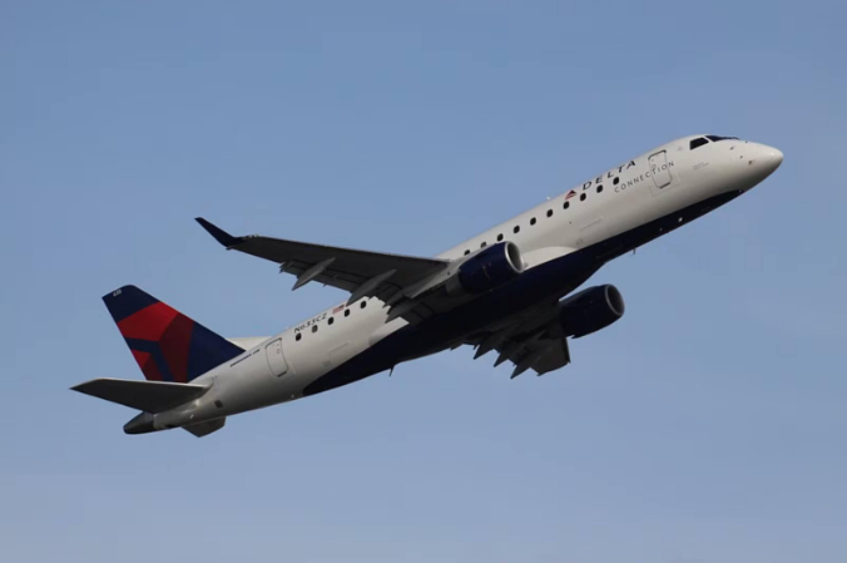 Avião comercial evita colisão com bombardeiro B-52 nos EUA