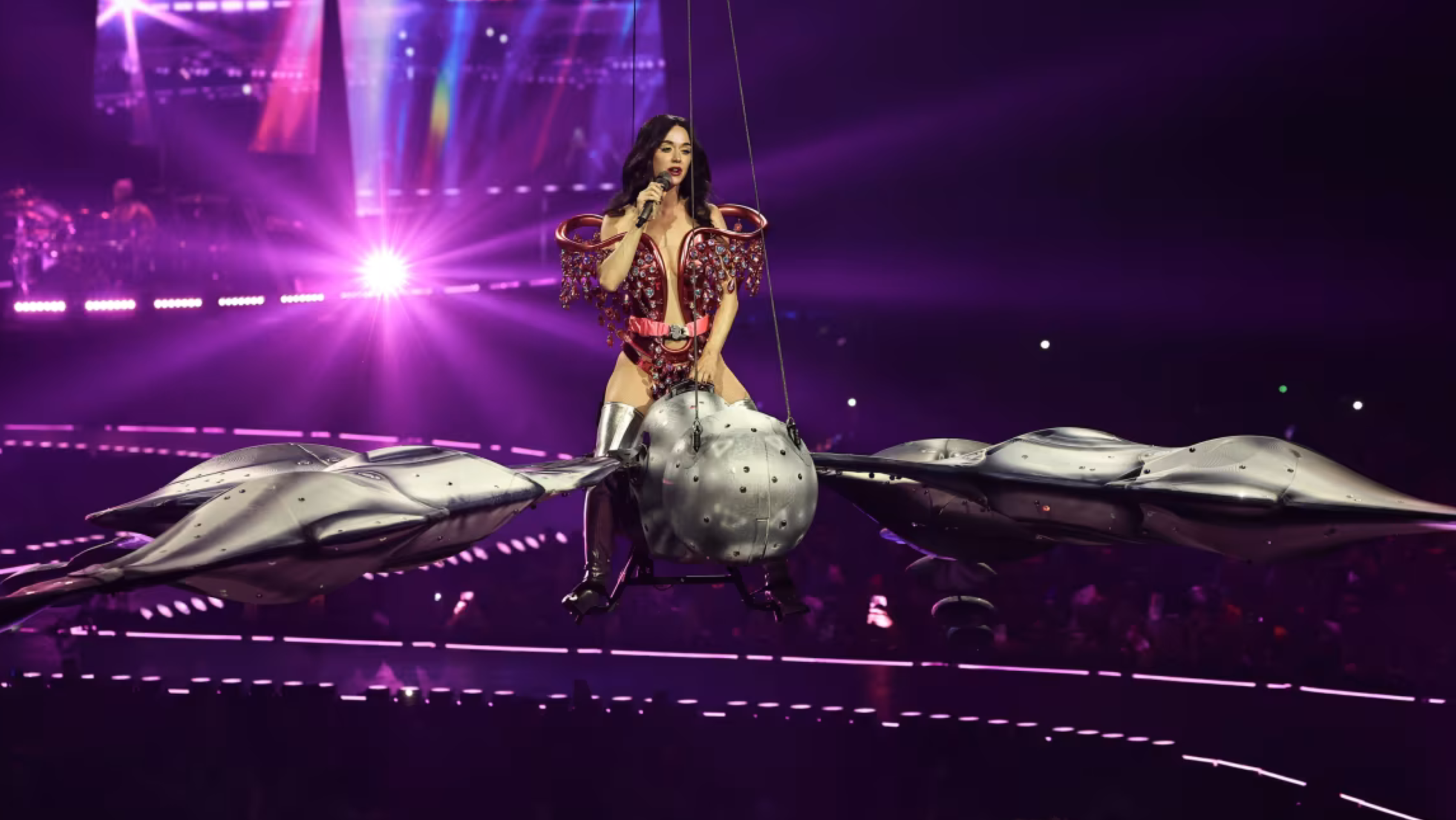 Katy Perry da selinho em mulher durante show em Los Angeles