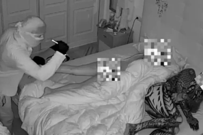 Ladrão observa a mulher, deitada de bruços - (crédito: Reprodução / Redes Sociais) Ladrão observa a mulher, deitada de bruços - (crédito: Reprodução / Redes Sociais)