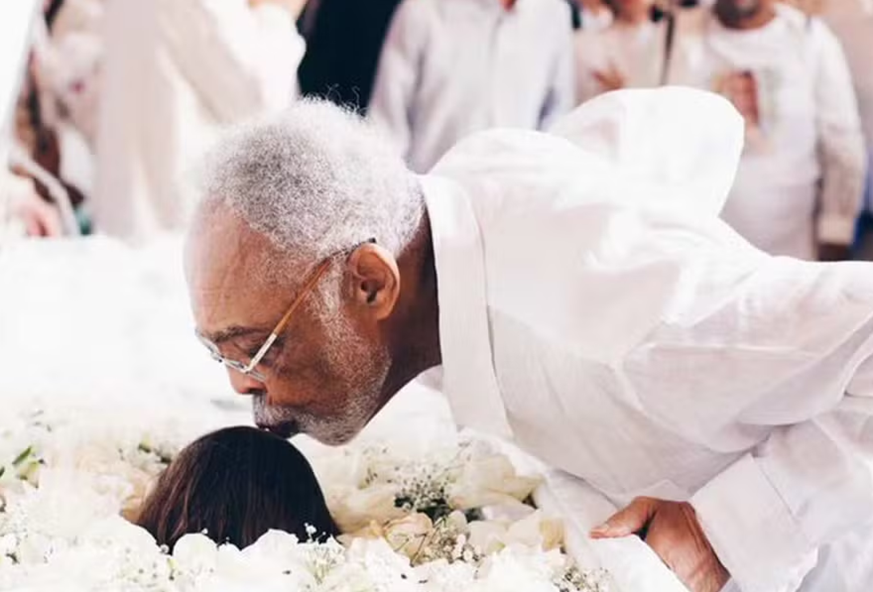 Emocionado, Gilberto Gil se despede de Preta com beijo