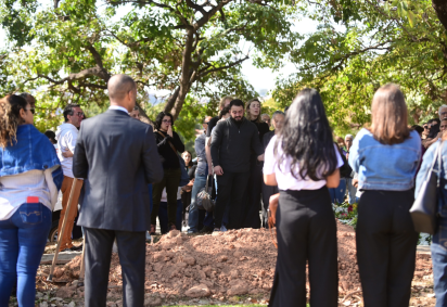 Imagens mostram Matteos durante o enterro da mãe. Três dias depois ele foi preso como principal suspeito e confessou a autoria do assassinato -  (crédito: Leandro Couri/EM/DA.Press)