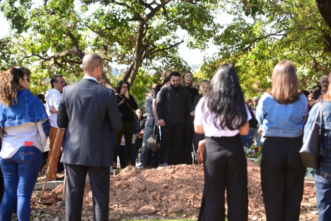 Imagens mostram Matteos durante o enterro da mãe. Três dias depois, ele foi preso como principal suspeito e confessou a autoria do assassinato - (crédito: Leandro Couri/EM/DA.Press) Imagens mostram Matteos durante o enterro da mãe. Três dias depois, ele foi preso como principal suspeito e confessou a autoria do assassinato - (crédito: Leandro Couri/EM/DA.Press)