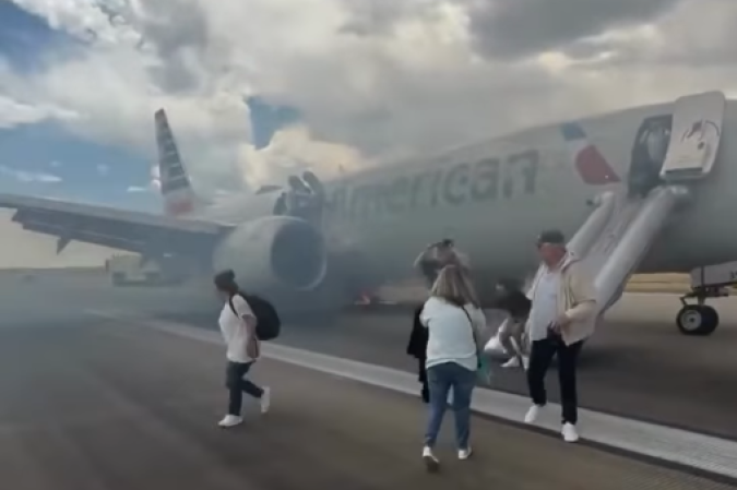 Avião da American Airlines é evacuado após incidente com trem de pouso em Denver -  (crédito: Reprodução/X)
