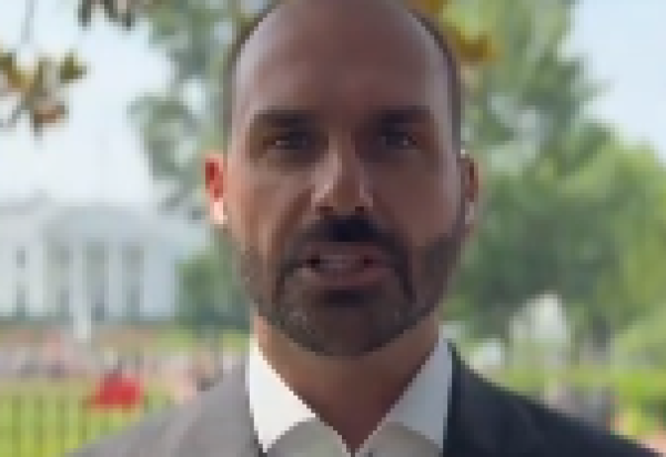 s publicações de Eduardo Bolsonaro se somam à uma série de ataques ao governo Lula feitos pelo deputado que se encontra nos Estados Unidos desde março -  (crédito: Reprodução/Redes sociais)