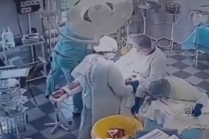Médicos seguram paciente em cirurgia durante terremoto na Rússia -  (crédito: Reprodução/Redes sociais )