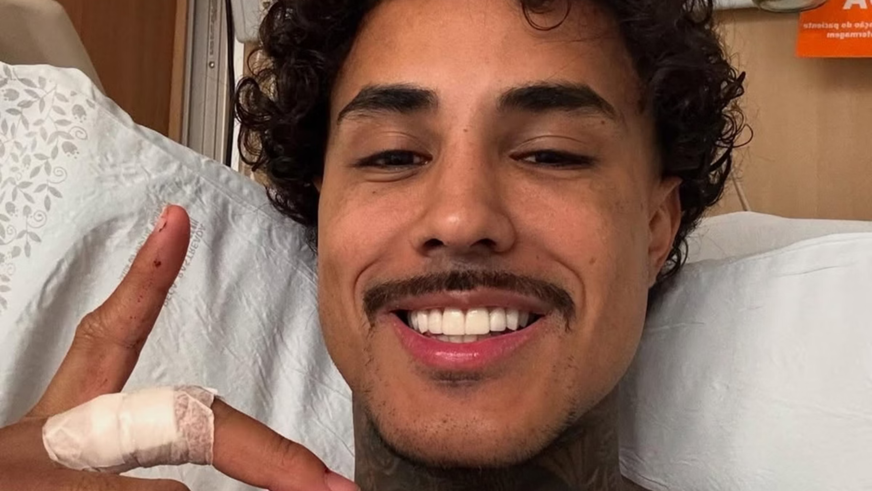 MC Livinho mostra ferimentos na UTI e revela risco de morte: 