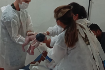 Parto realizado na comunidade Cucuí (AM), pela equipe médica do 4º Pelotão Especial de Fronteira -  (crédito: Reprodução Exército Brasileiro )
