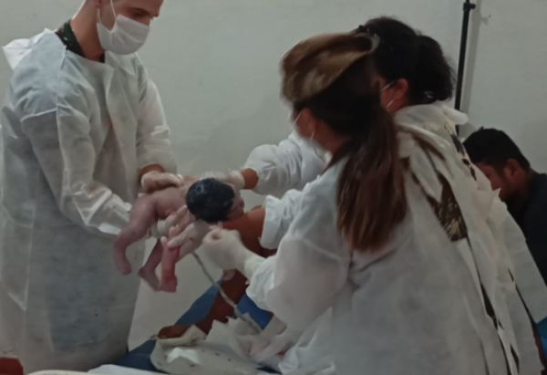 Parto realizado na comunidade Cucuí (AM), pela equipe médica do 4º Pelotão Especial de Fronteira -  (crédito: Reprodução Exército Brasileiro )