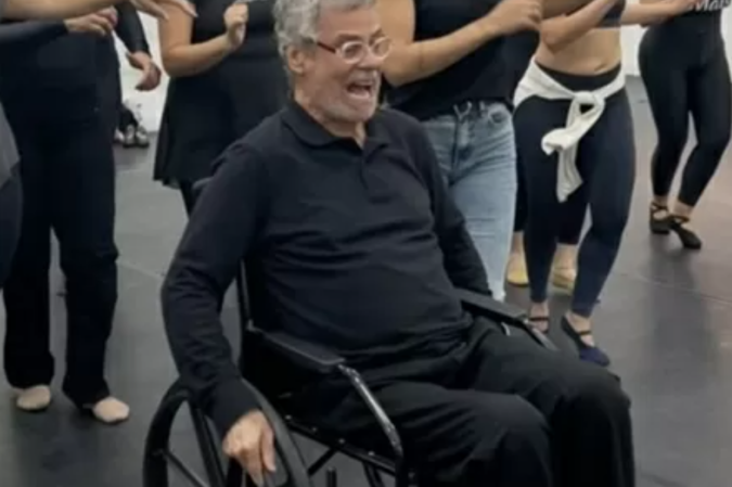 Carlinhos de Jesus surge em cadeira de rodas e revela diagnóstico  -  (crédito: Instagram )