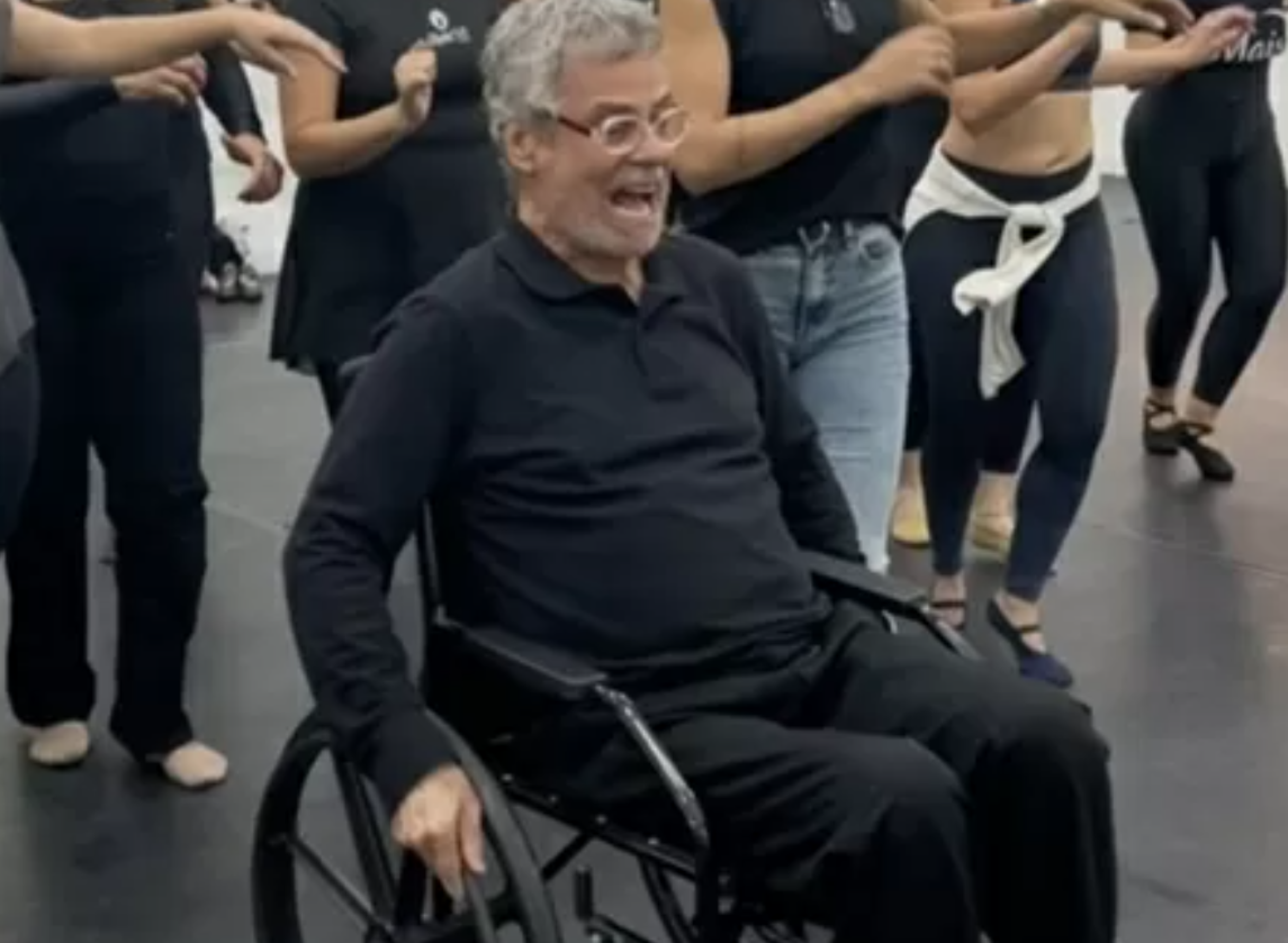 Carlinhos de Jesus surge em cadeira de rodas e revela diagnóstico 