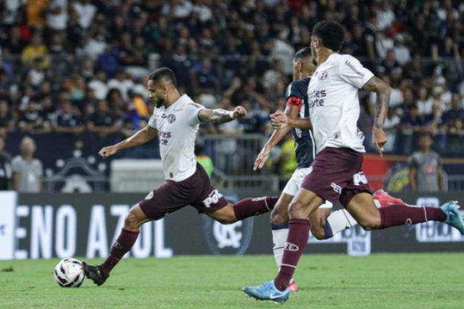 A Locomotiva atropelou no Mangueirão - (crédito: Fotos: Luis Miguel Ferreira / Ferroviária SAF) A Locomotiva atropelou no Mangueirão - (crédito: Fotos: Luis Miguel Ferreira / Ferroviária SAF)