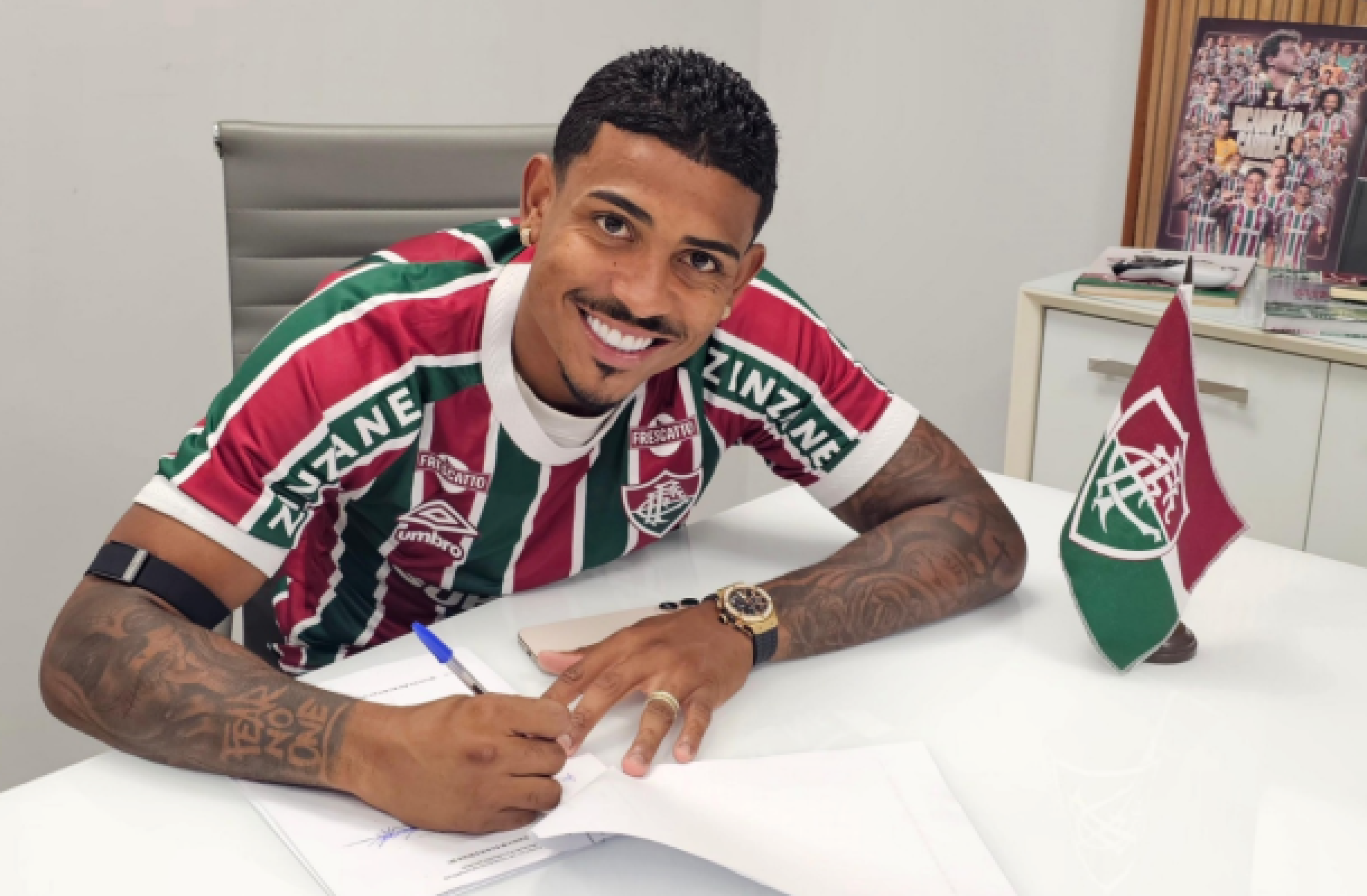 Fluminense acerta renovação com John Kennedy