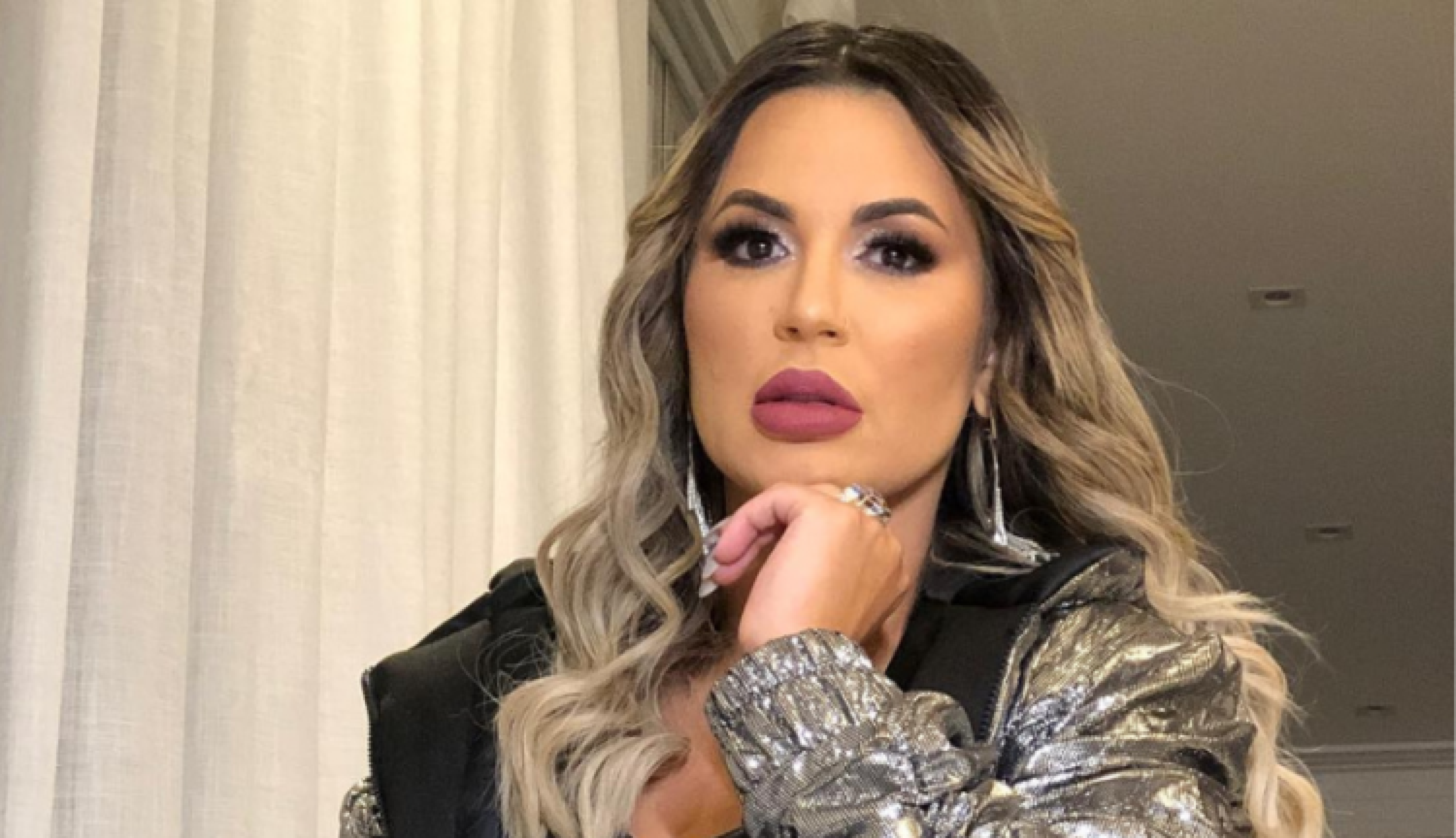 Após ser acusada de crimes, Deolane revida e cobra R$ 16 mil na Justiça