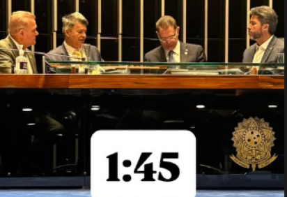Parlamentares da oposição fizeram revezamento durante a madrugada para manter a Mesa Diretora ocupada durante a madrugada  -  (crédito: Reprodução Instagram @marcosrogeriooficial)