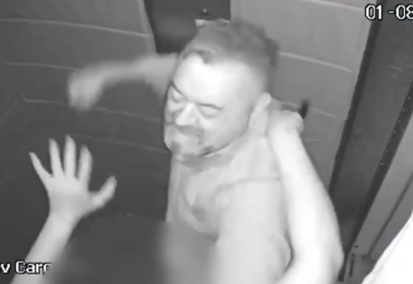 Homem espanca mulher com dezenas de socos em elevador no Guará - (crédito: Material cedido ao Correio)