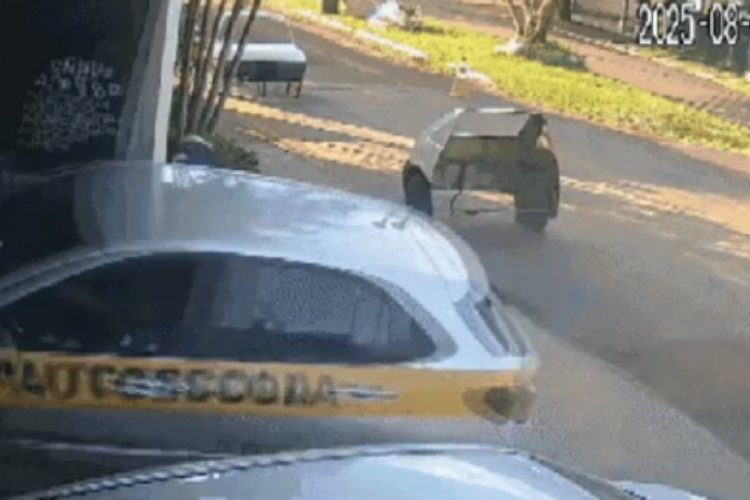 No vídeo, é possível ver o instrutor, do lado de fora do veículo, em meio a uma tentativa de impedir o avanço do carro. Ao perceber a movimentação, ele tenta até tenta correr atrás, mas não consegue - (crédito: Reprodução / Redes Sociais) No vídeo, é possível ver o instrutor, do lado de fora do veículo, em meio a uma tentativa de impedir o avanço do carro. Ao perceber a movimentação, ele tenta até tenta correr atrás, mas não consegue - (crédito: Reprodução / Redes Sociais)