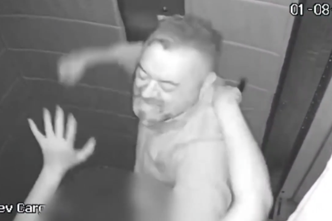 Homem espanca mulher com dezenas de socos em elevador no Guará - (crédito: Material cedido ao Correio) Homem espanca mulher com dezenas de socos em elevador no Guará - (crédito: Material cedido ao Correio)