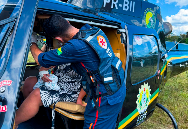 Gestante de 27 anos, moradora de seringal Almario, em Sena Madureira (AC) é socorrida pelo transporte aeromédico durante trabalho parto em julho de 2025